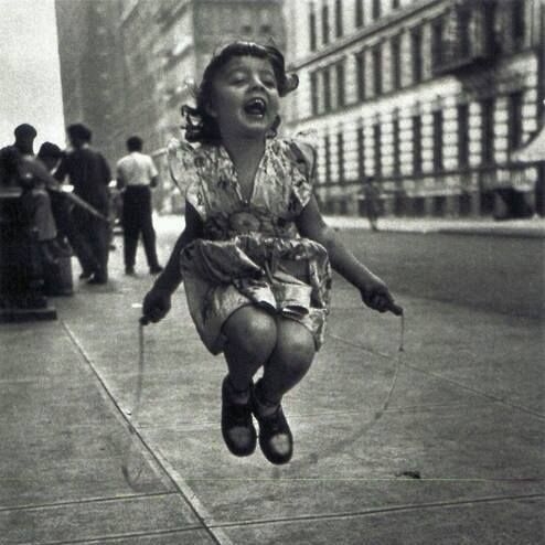 petite fille sautant à la corde dans la rue Lester Talkington .jpg
