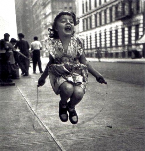 Enfant-Fille-et-la-corde-a-sauter-par-Lester-Talkington-en-1950.jpg